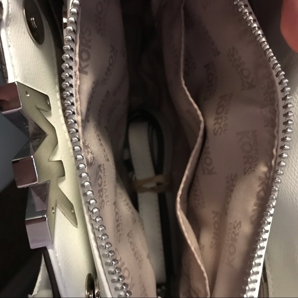 Michael Kors white purse.In Mint condition used 2x - Picture 4 of 8